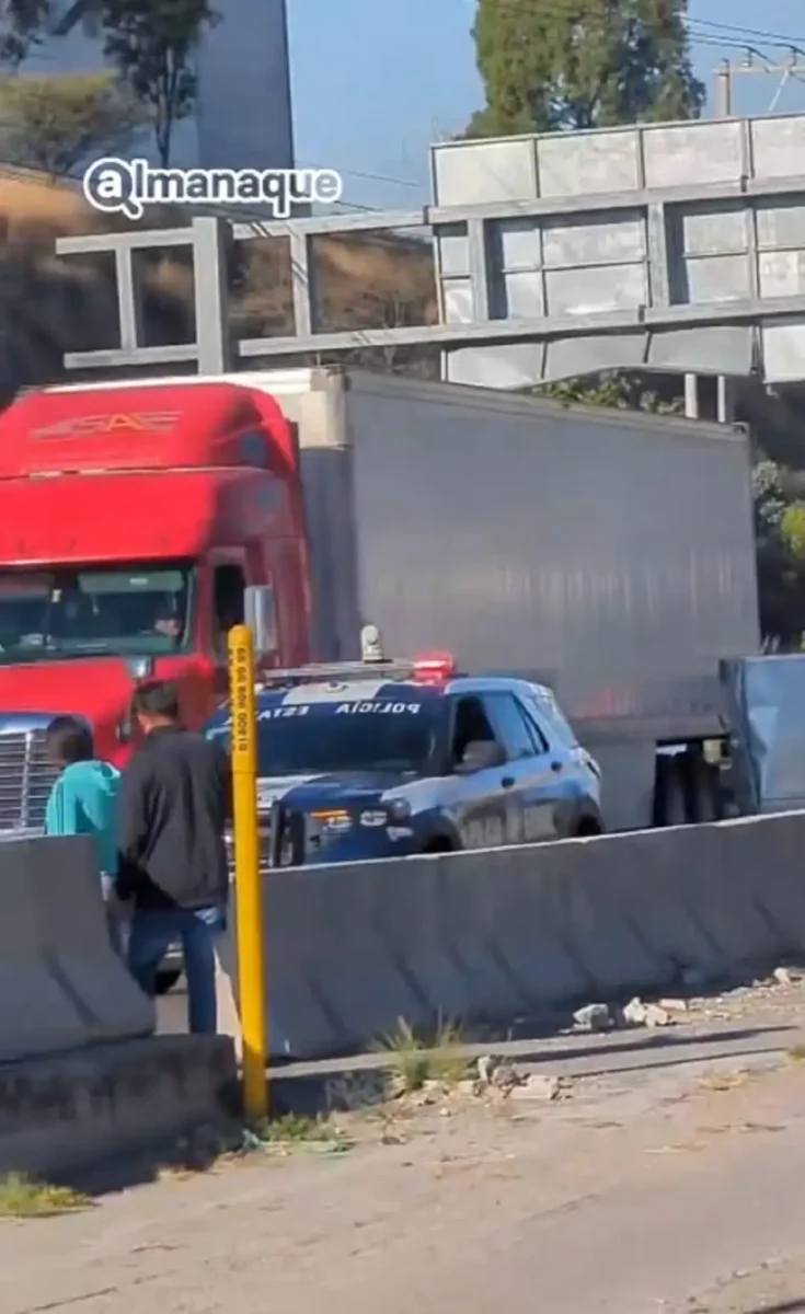 Camioneta vuelca en el Periférico Ecológico y detiene el tráfico