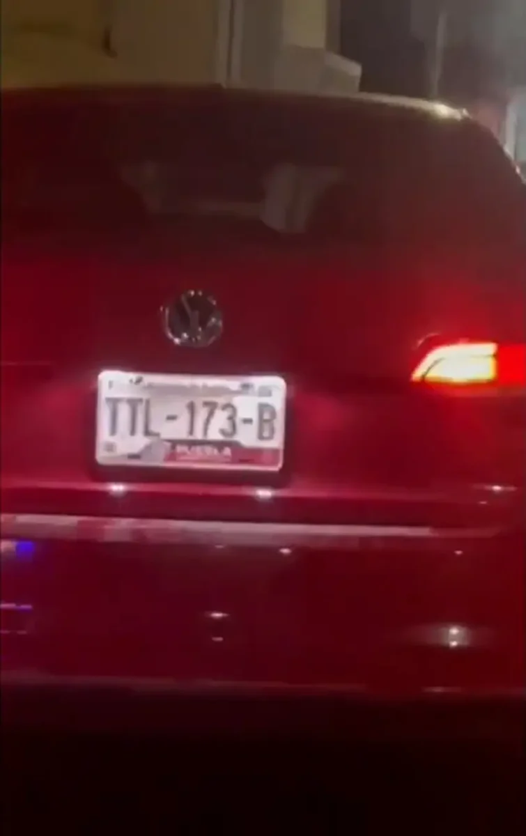 Provoca choque en bulevar Valsequillo y huye por la banqueta