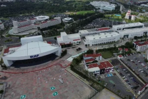 Buscan convenio para que trabajadores de Finanzas usen estacionamiento del CCU