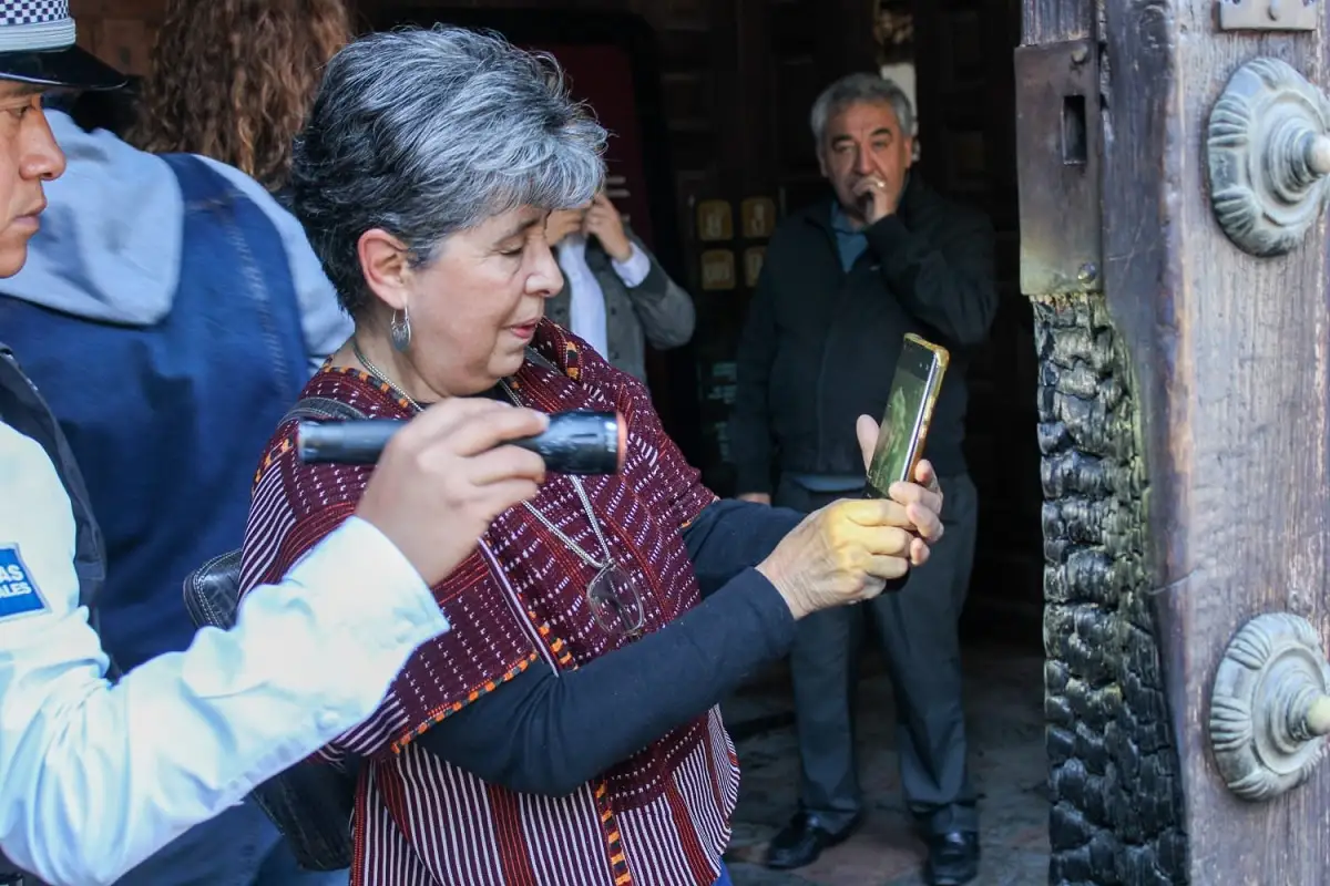 INAH evalúa daños del incendio en puerta de Catedral de Puebla
