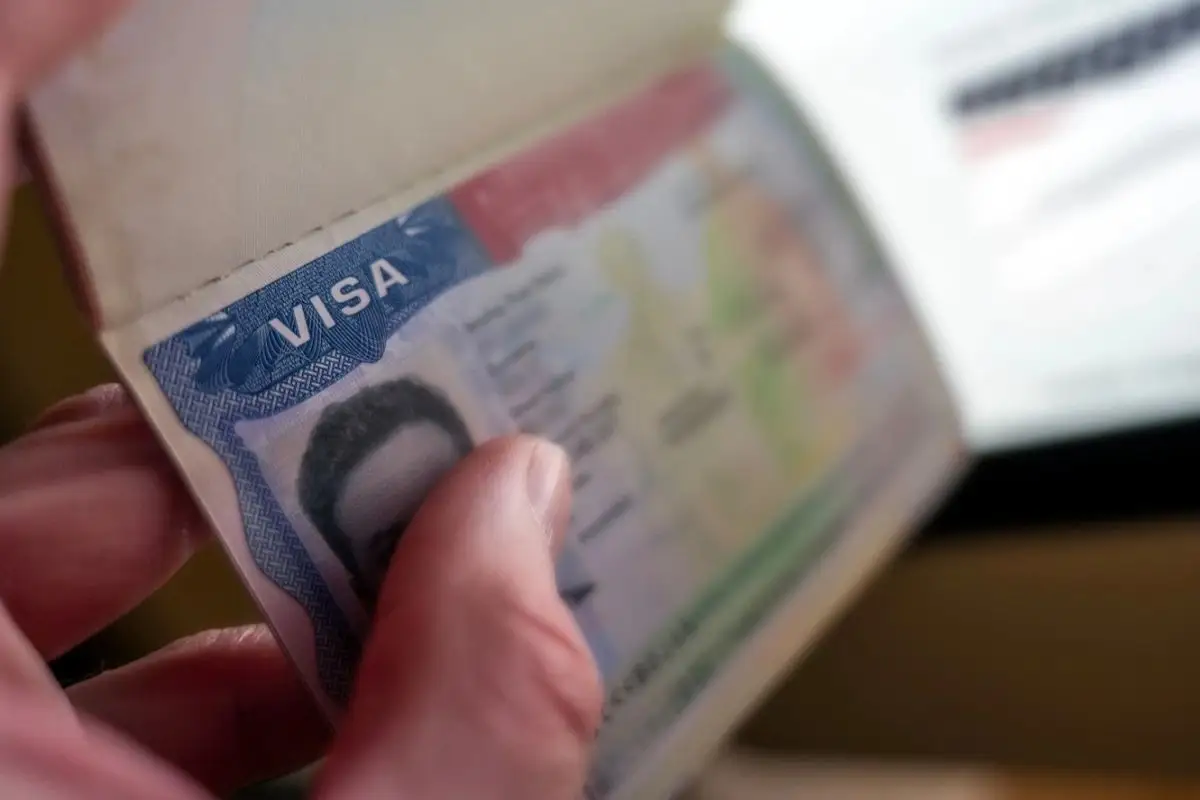 Estados Unidos suspende visas a 75 países