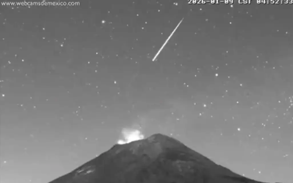 estrella fugaz sobre el Popocatépetl 