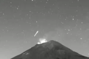estrella fugaz sobre el Popocatépetl