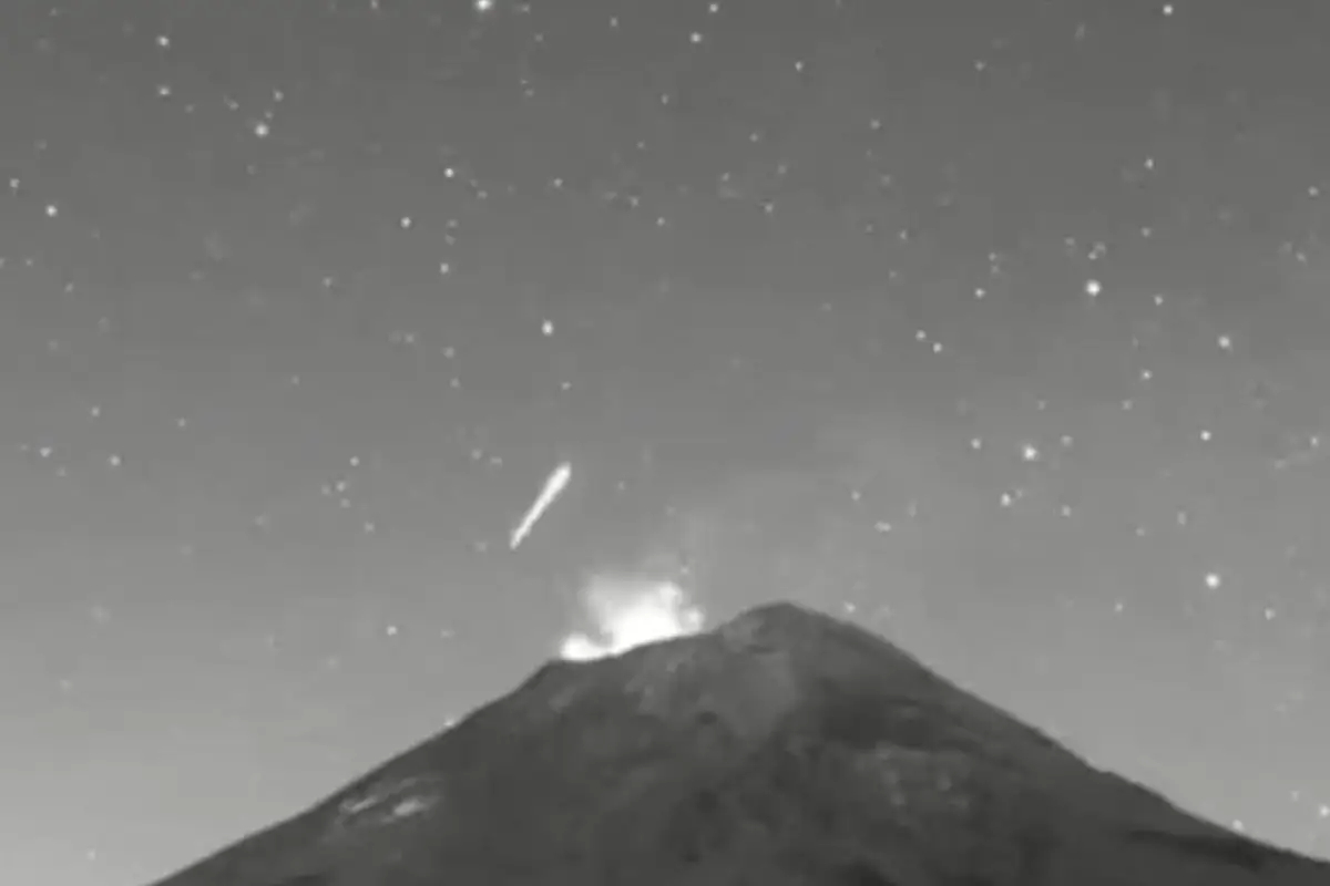 estrella fugaz sobre el Popocatépetl