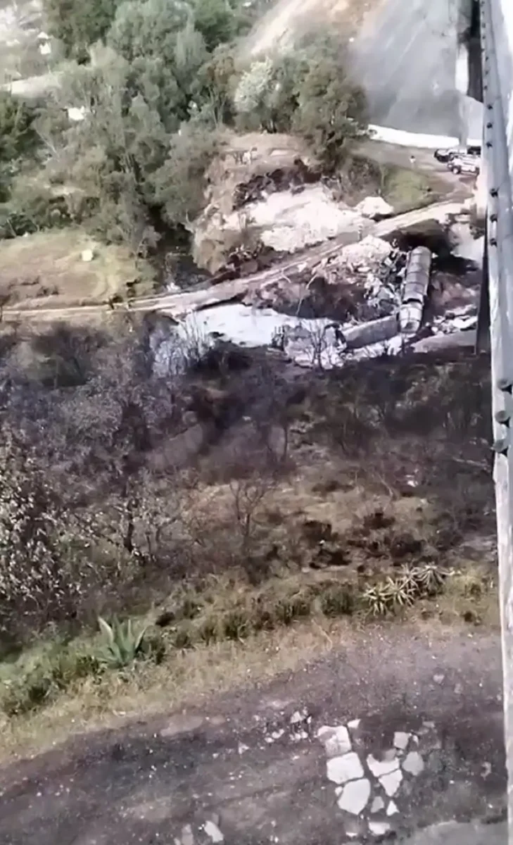 Explota pipa en la México-Tuxpan tras caer de un puente