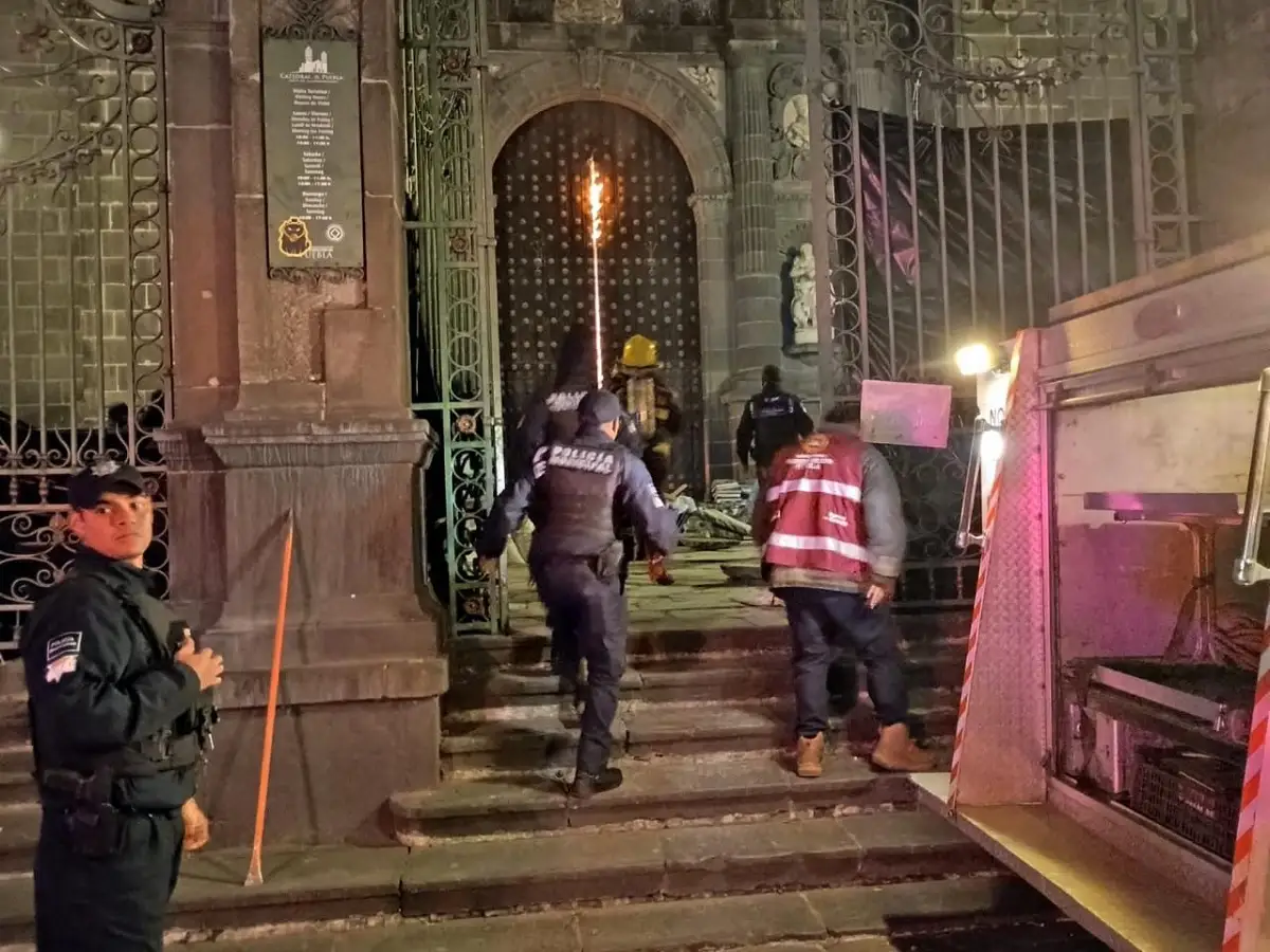 Bomberos sofocan incendio en puerta de la Catedral de Puebla