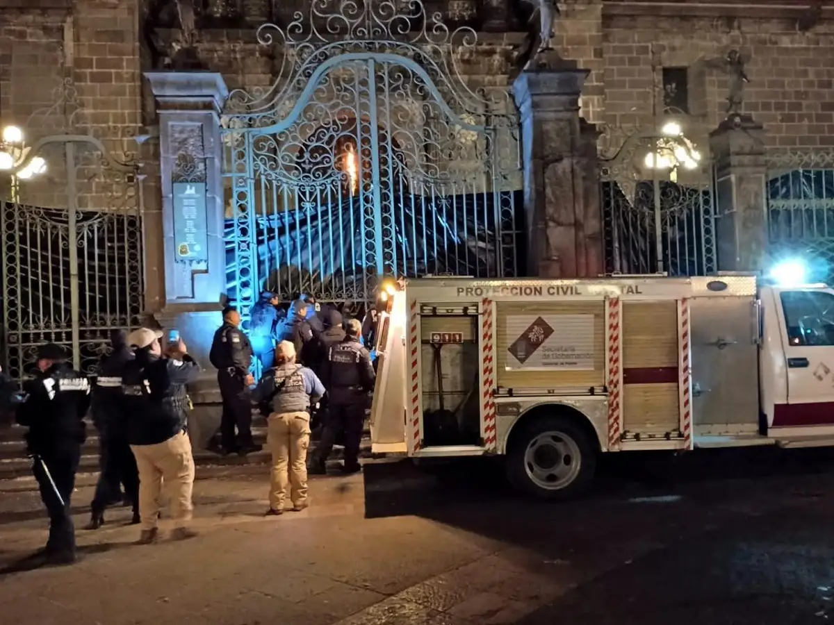 Bomberos sofocan incendio en puerta de la Catedral de Puebla