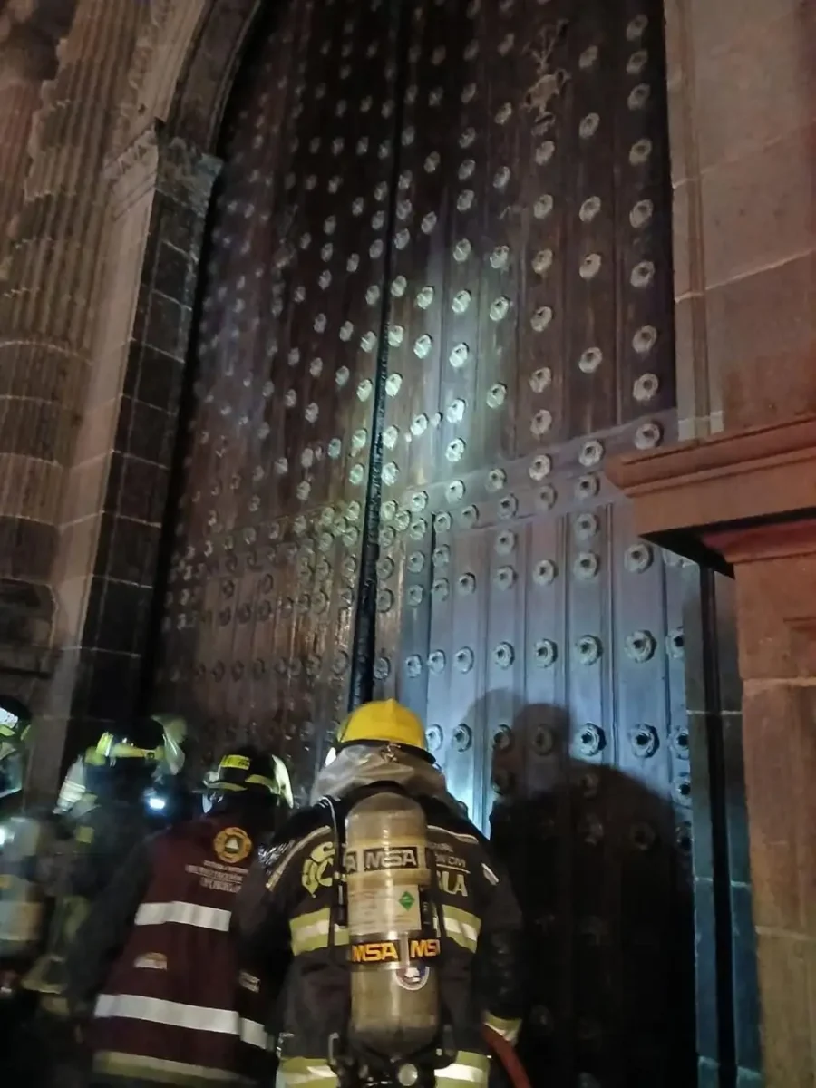 Bomberos sofocan incendio en puerta de la Catedral de Puebla
