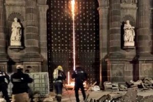 Bomberos sofocan incendio en puerta de la Catedral de Puebla