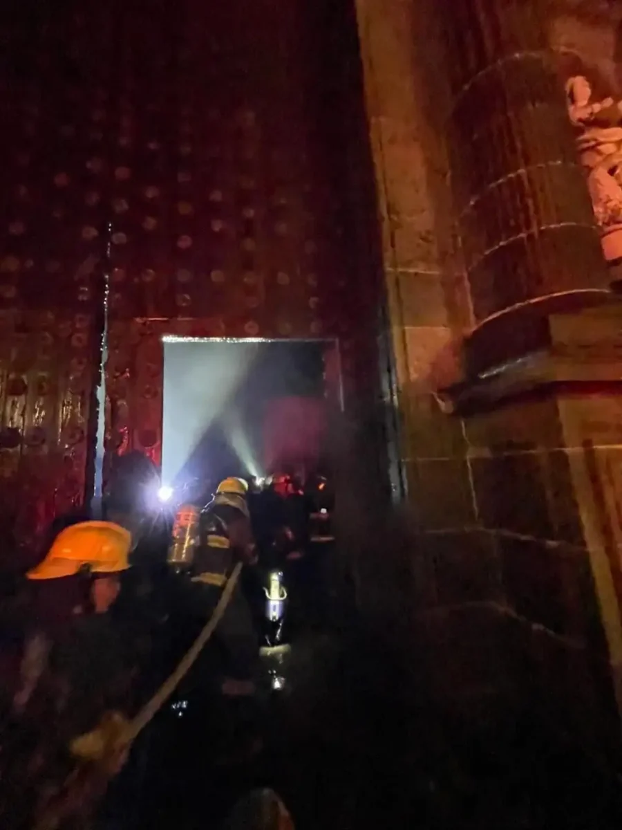 Bomberos sofocan incendio en puerta de la Catedral de Puebla