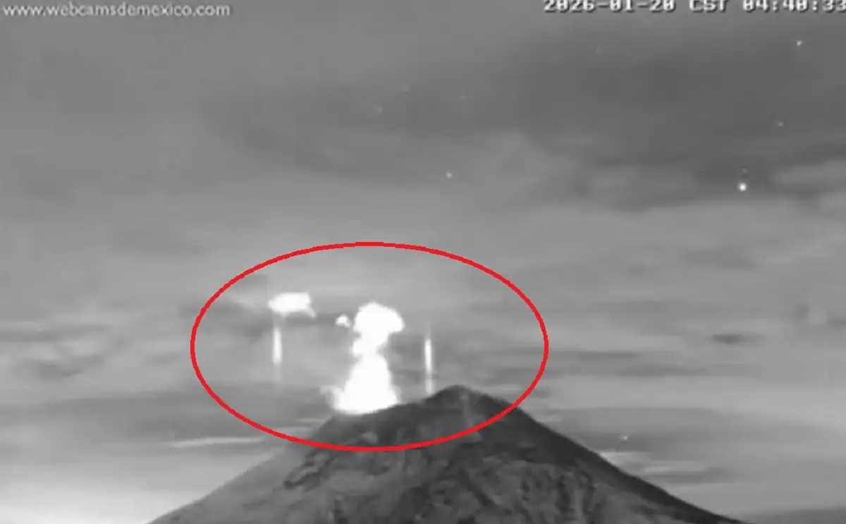 Otra vez captan luces sobre el Popocatépetl durante fumarola