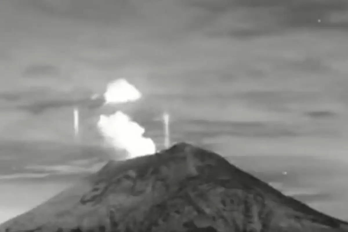 Otra vez captan luces sobre el Popocatépetl durante fumarola