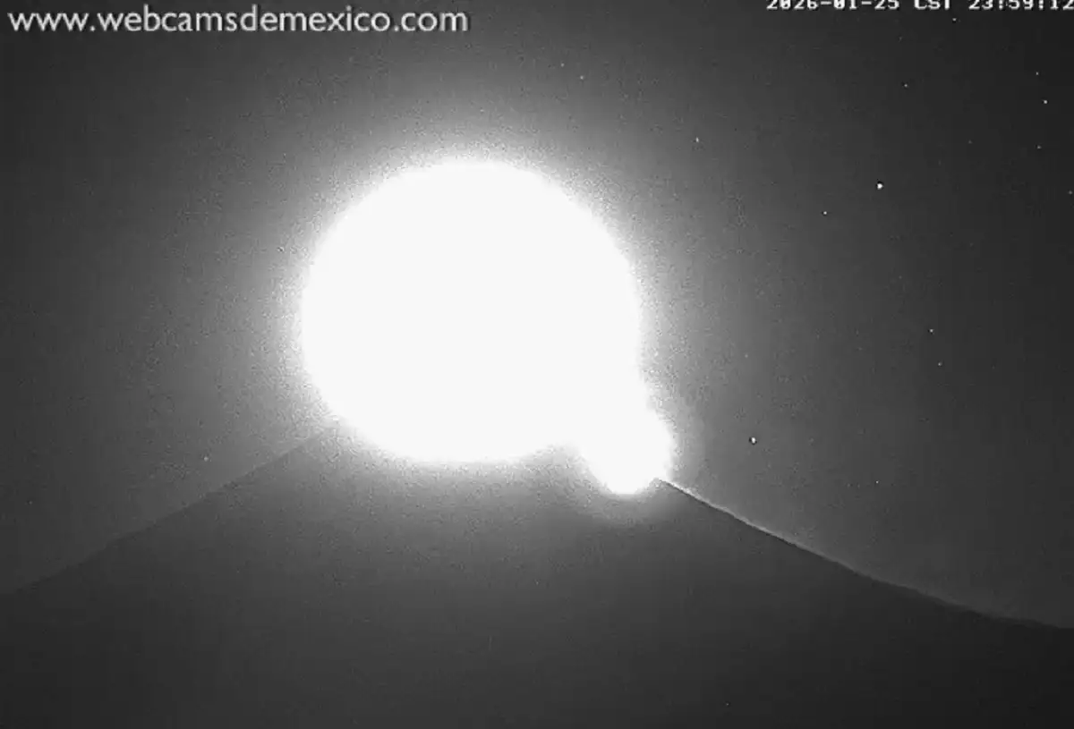 Así se ve la Luna sobre el volcán Popocatépetl