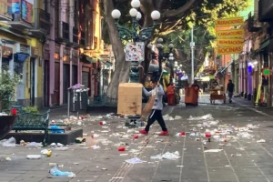 Ambulantes en Puebla dejan basura en calles del Centro por Día de Reyes