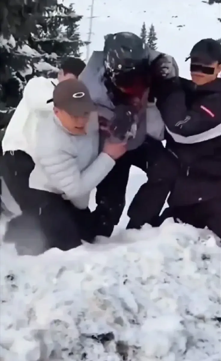 Revelan selfie que se tomó mujer atacada por leopardo de las nieves