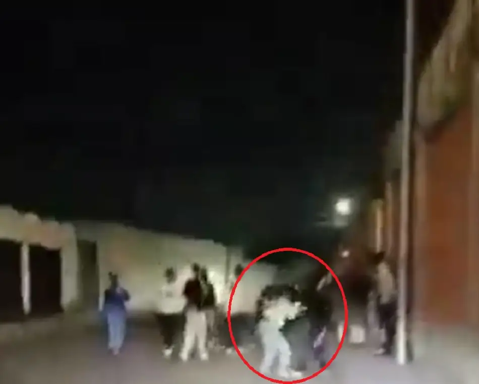 Dos mujeres pelean en la colonia Reforma Sur en plena calle 