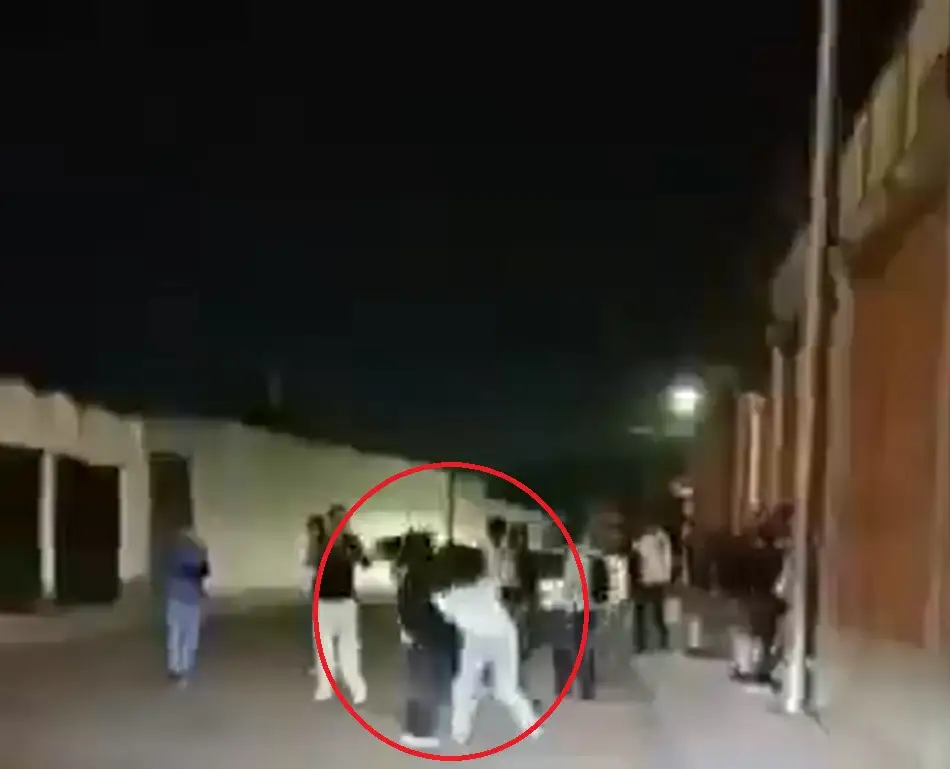Dos mujeres pelean en la colonia Reforma Sur en plena calle