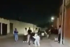 Dos mujeres pelean en la colonia Reforma Sur en plena calle