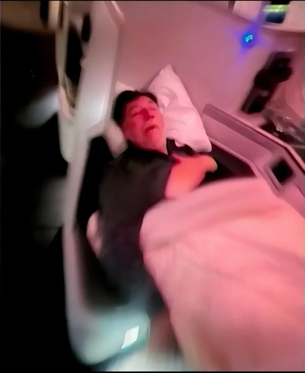 Exhiben a Noroña en vuelo de primera clase y desata polémica