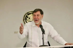 Exhiben a Noroña en vuelo de primera clase y desata polémica