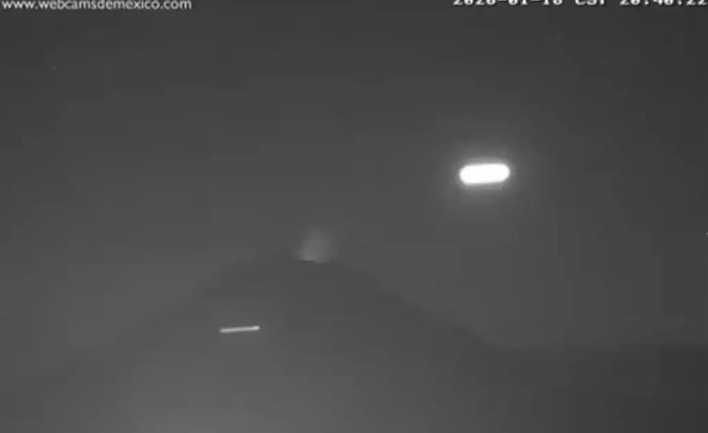 Objeto luminoso en el Popocatépetl es captado sobrevolando el cráter