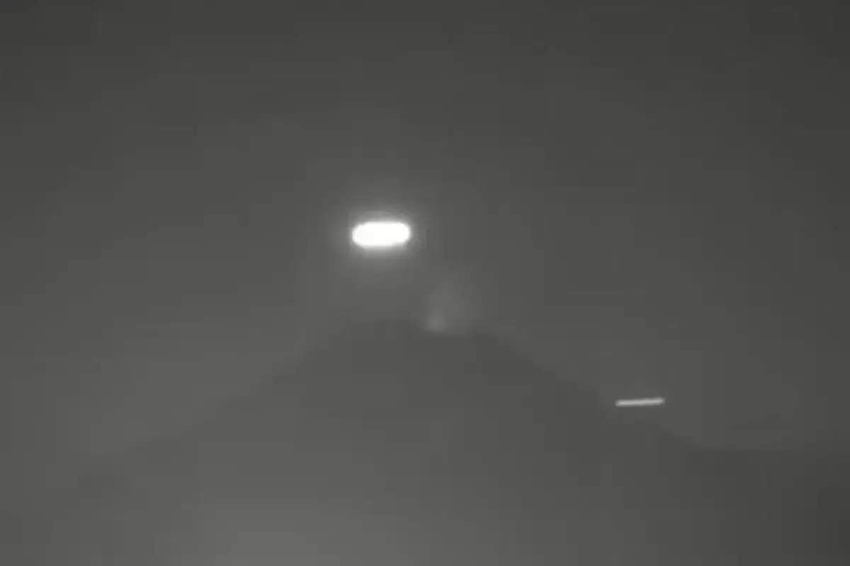 Objeto luminoso en el Popocatépetl es captado sobrevolando el cráter