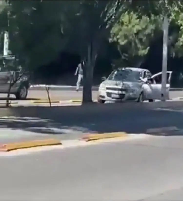 Liberan a ratero que se llevó colgando a mujer en su auto