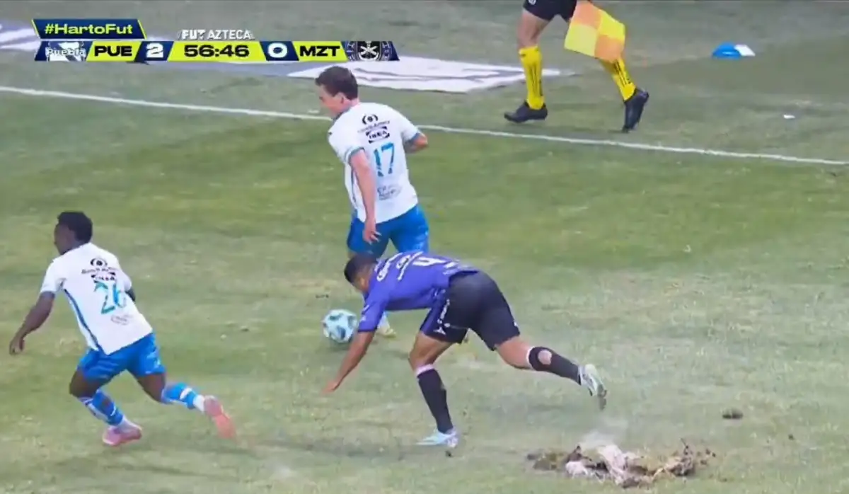 Pide gobierno de Puebla reparar inmediatamente el césped del Cuauhtémoc