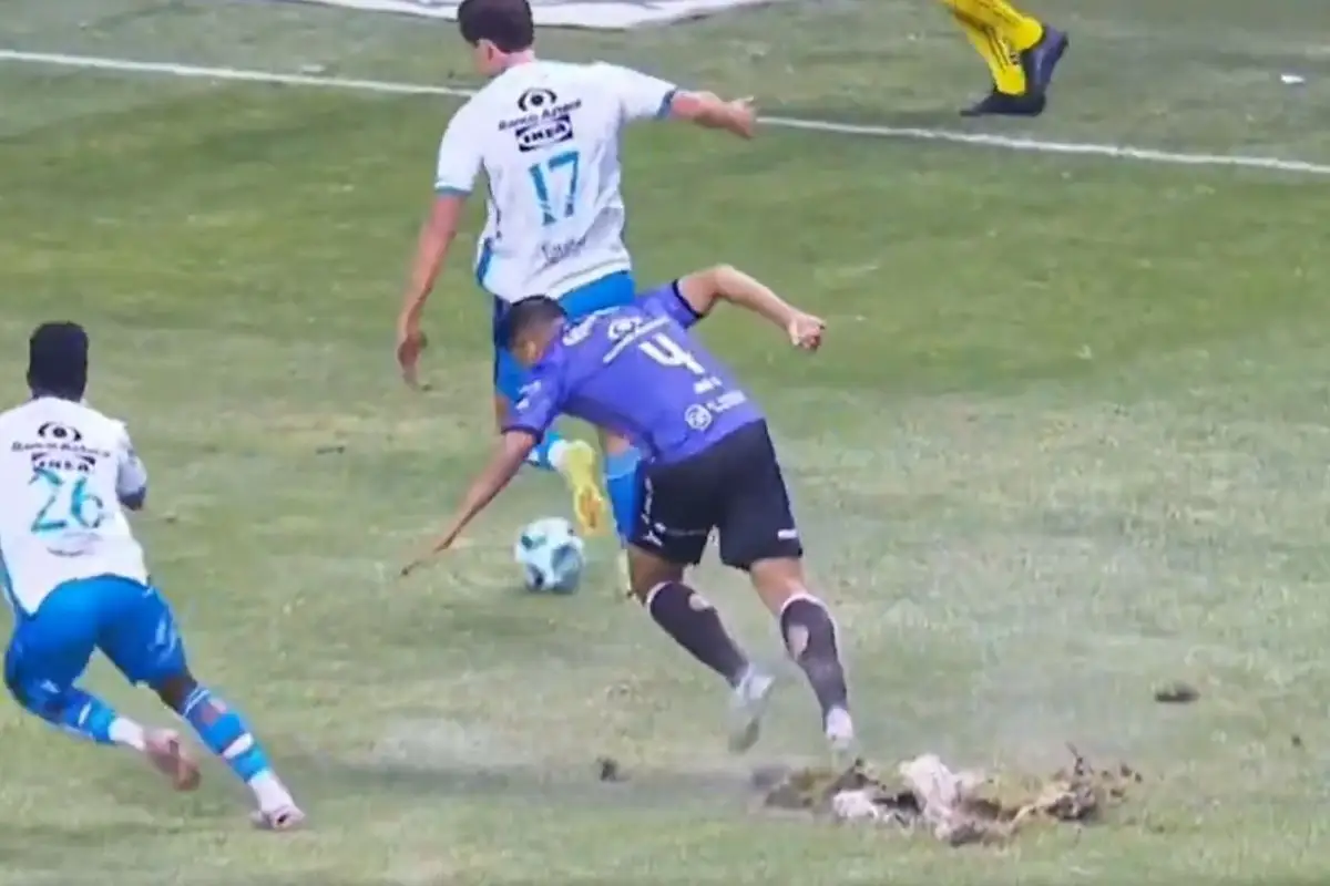 Pide gobierno de Puebla reparar inmediatamente el césped del Cuauhtémoc