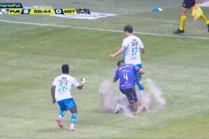 Sale volando nuevo césped del Estadio Cuauhtémoc en el Puebla vs Mazatlán