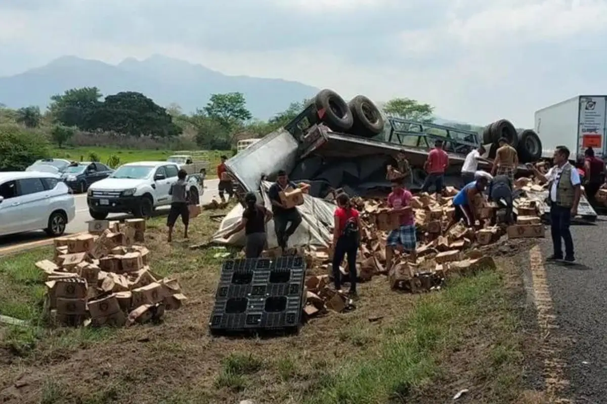 No más rapiña en Puebla: las sanciones que propone Morena por robar productos en accidentes o tragedias 1 Morena busca sancionar la rapiña en Puebla con multas y cárcel