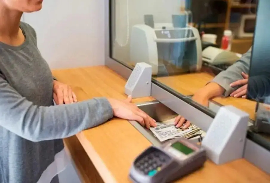 Van contra trabajadores de bancos en Puebla coludidos en robos