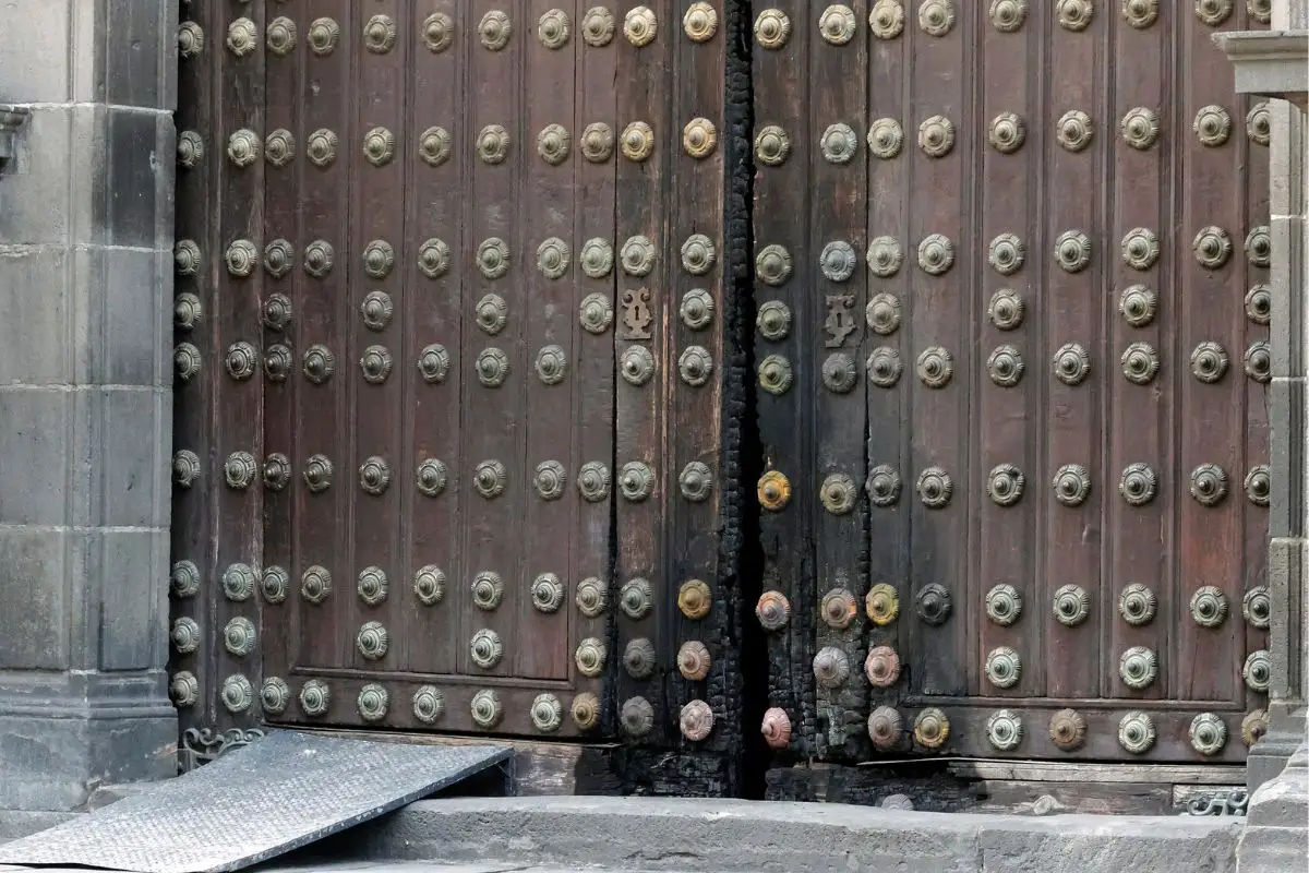 Solo una persona quemó la puerta de la Catedral y FGR investiga