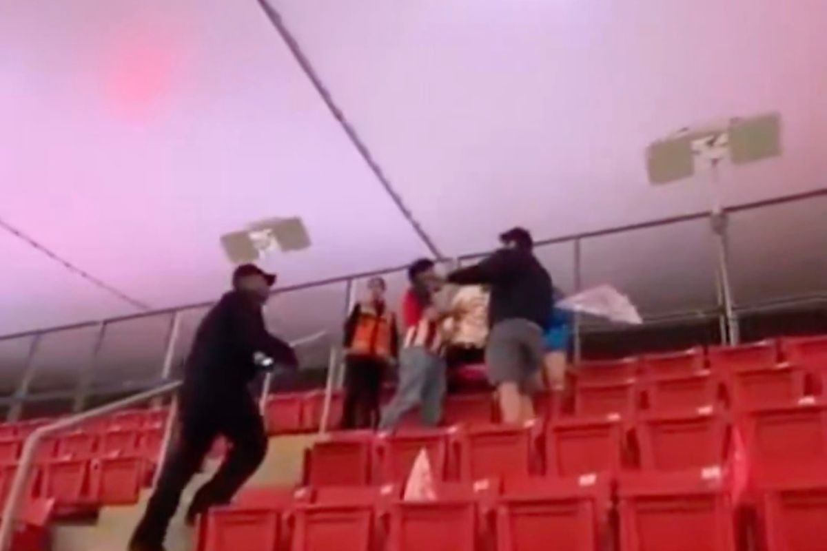 Aficionado de Chivas orina en las butacas del Estadio Akron y es detenido
