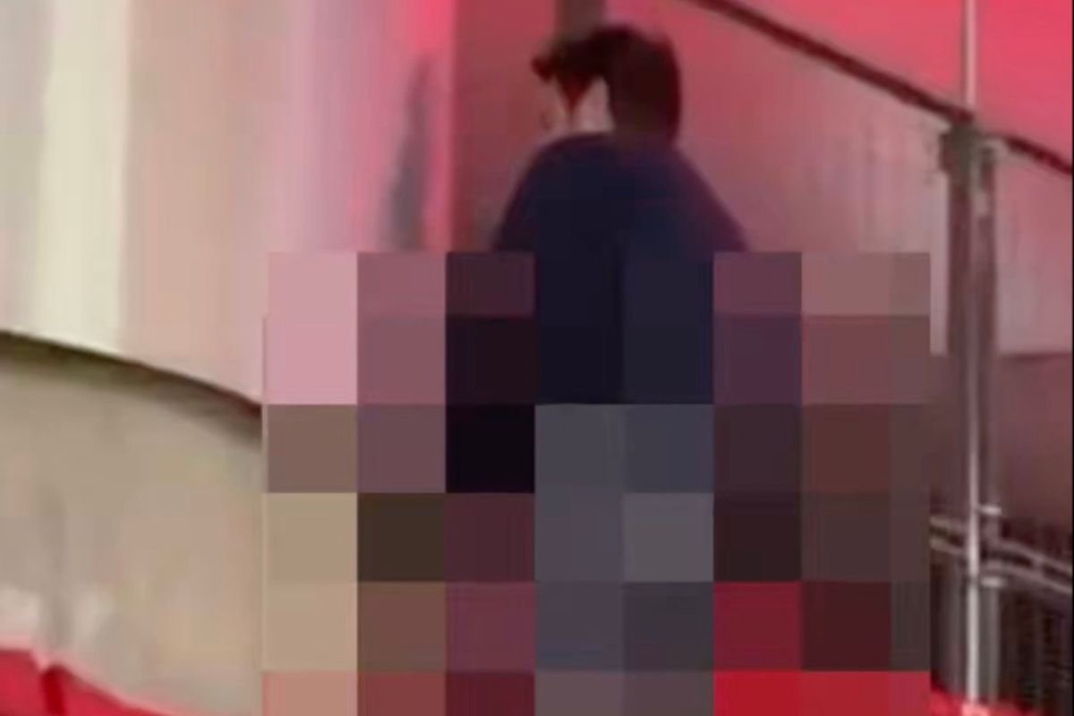 VIDEO: Aficionado de Chivas orina en las butacas del Estadio Akron 6 Aficionado de Chivas orina en las butacas del Estadio Akron y es detenido