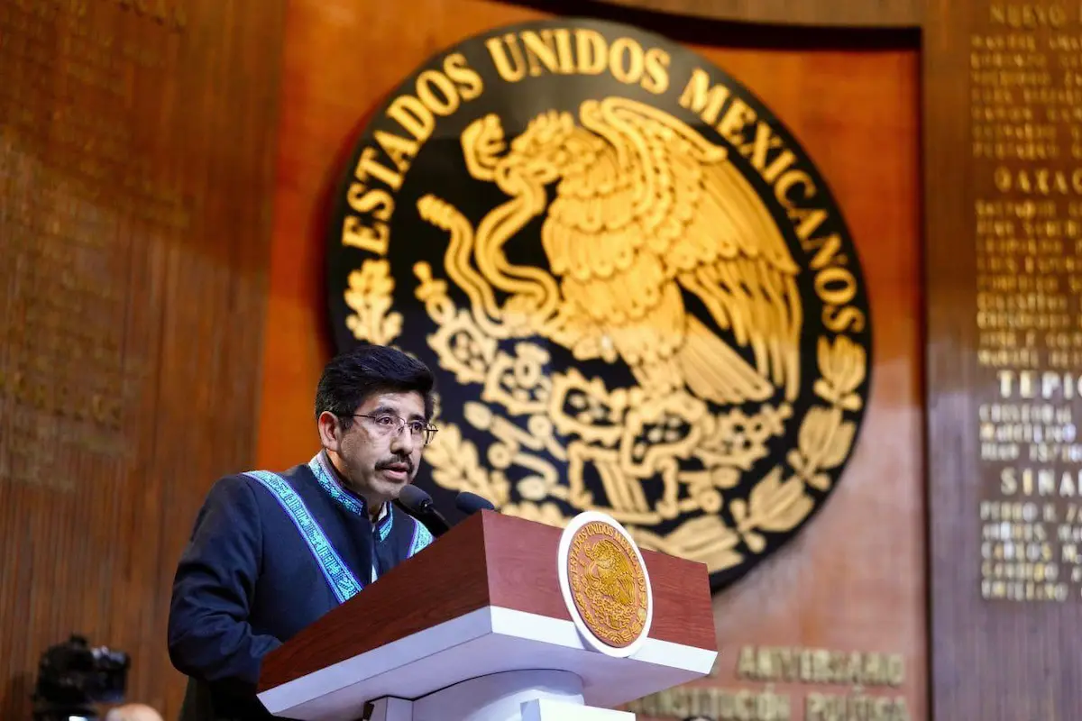 Captan a colaboradores limpiando zapatos al ministro presidente de la SCJN 