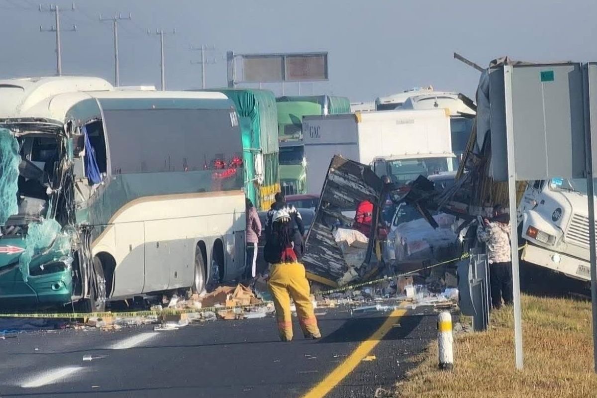 Carambola de 40 vehículos deja tres fallecidos