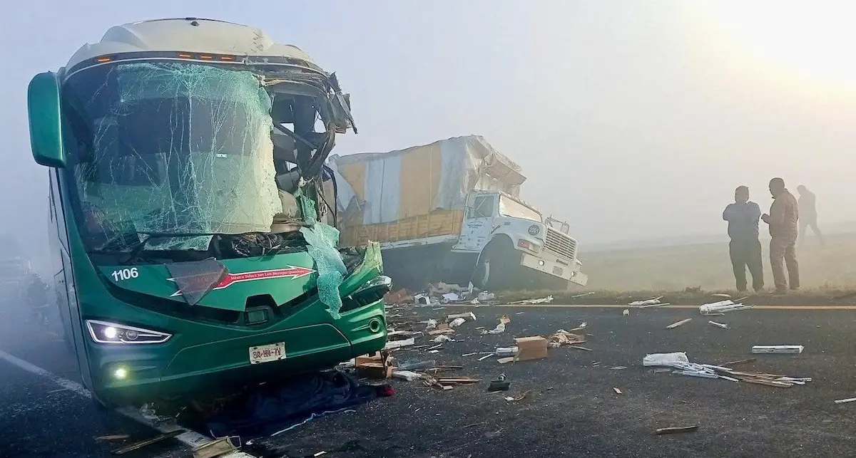 Carambola de 40 vehículos deja tres fallecidos y 15 heridos en el Libramiento Bicentenario 2 Carambola de 40 vehículos deja tres fallecidos