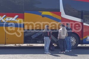 Con el rostro cubierto, normalistas de Teteles amenazan con quemar colchones en la 14 Oriente 
