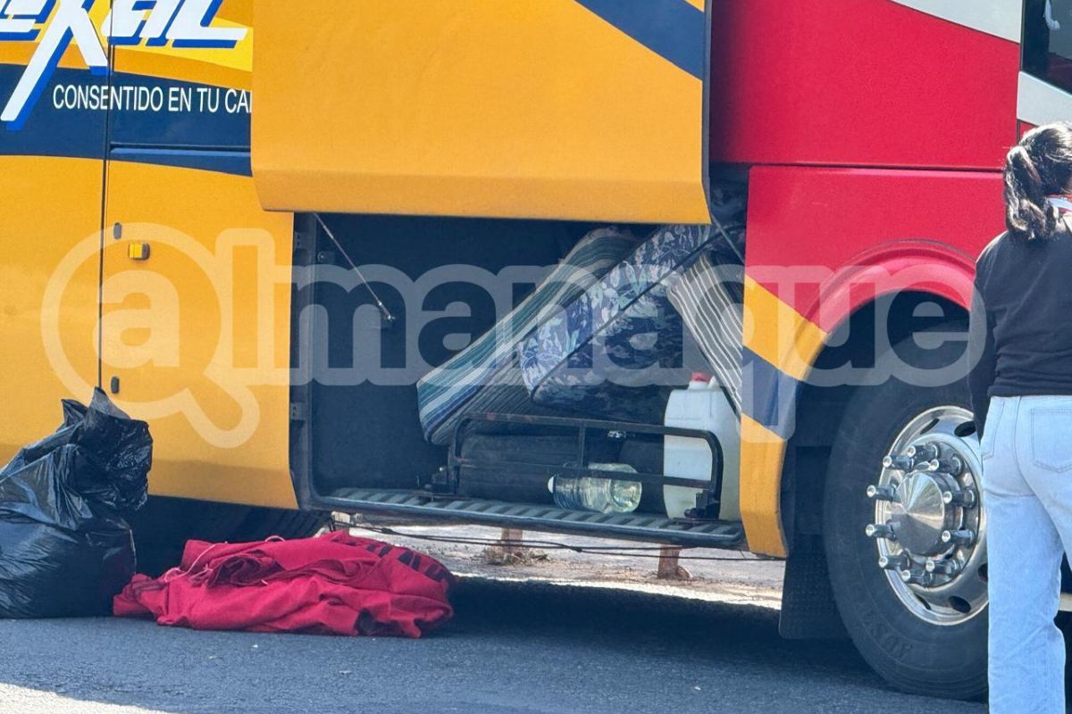 Con el rostro cubierto, normalistas de Teteles amenazan con quemar colchones en la 14 Oriente 2 Con el rostro cubierto, normalistas de Teteles amenazan con quemar colchones en la 14 Oriente