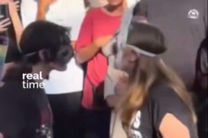 Dos therian pelean a ladridos en una plaza comercial y se vitalizan