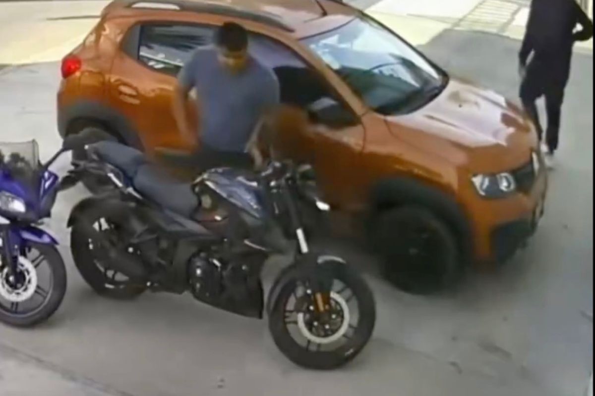 Este es el momento exacto en el que roban una motocicleta en el Bulevar Hermanos Serdán