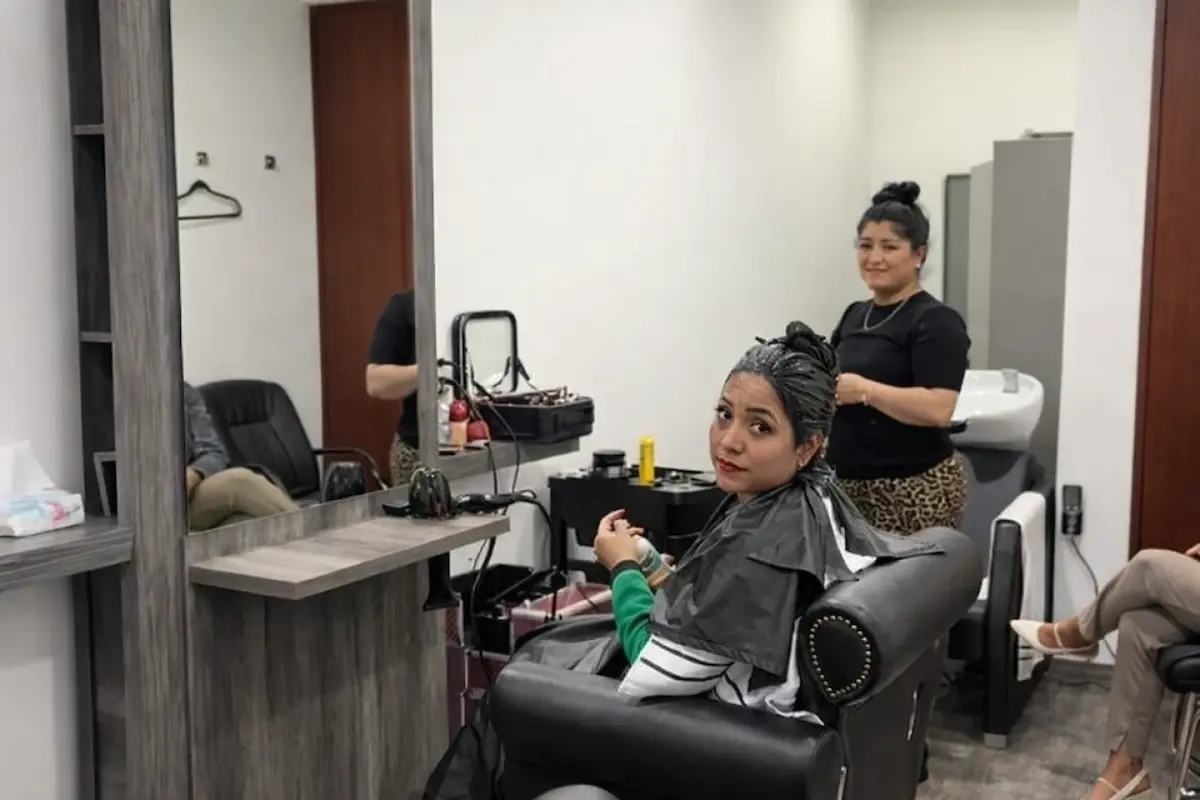 Exhiben salón de belleza oculto en el Senado