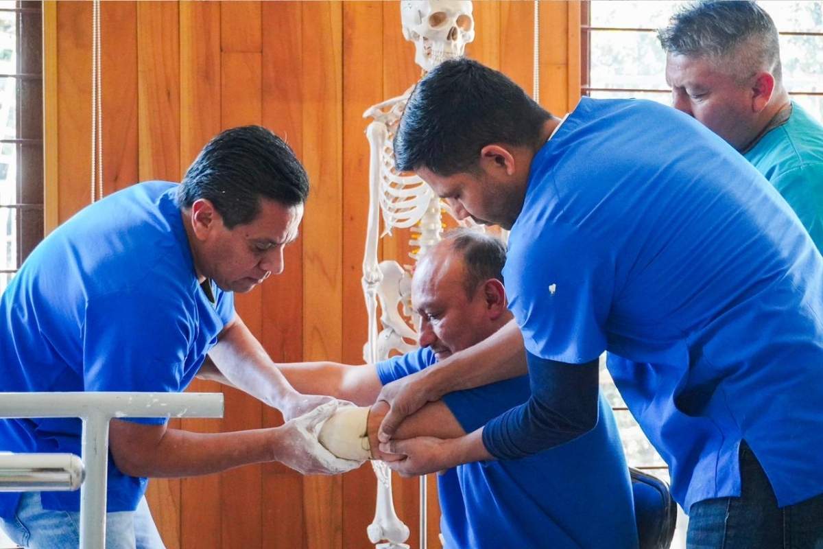 Gestiona Shamy Spezia prótesis de mano y pierna para pacientes del CRI de Huejotzingo