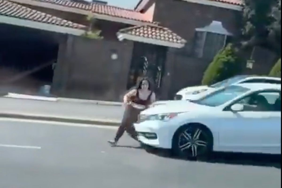 VIDEO: Mujer atropellada en Monterrey ya se había aventado al tráfico previamente y era seguida por un policía