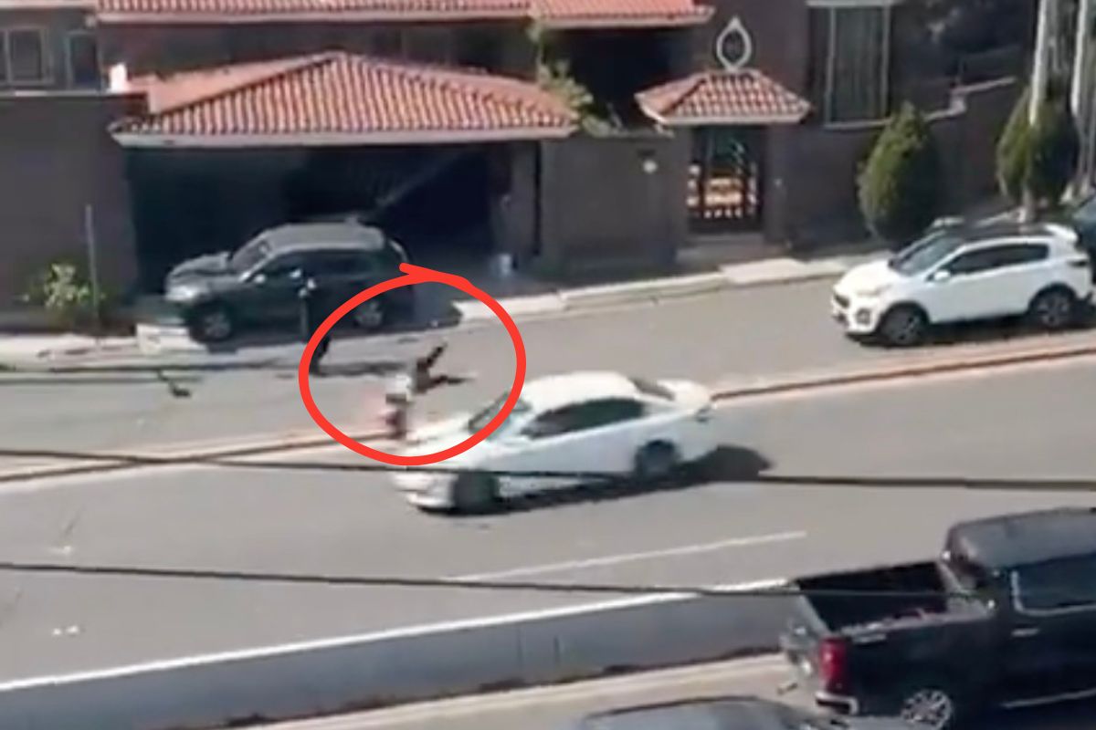 VIDEO: Mujer atropellada en Monterrey ya se había aventado al tráfico previamente y era seguida por un policía 2 VIDEO: Mujer atropellada en Monterrey ya se había aventado al tráfico y era seguida por un policía