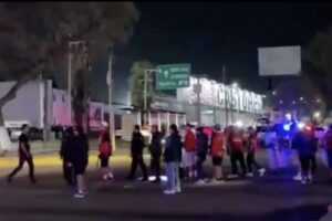 Pelea entre aficionados de Puebla y Toluca a afuera del Cuauhtémoc deja cuatro detenidos