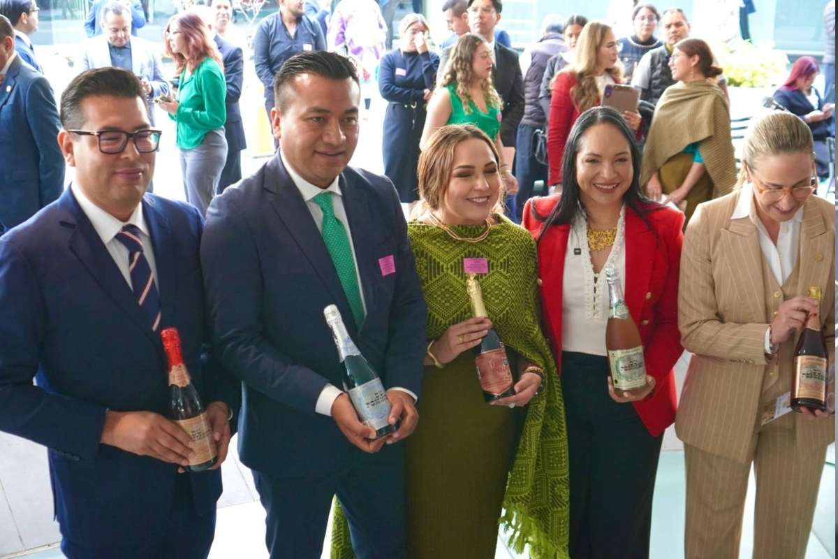 Roberto Solís y Lizeth Sánchez presentan la edición 158 del Carnaval en el Senado 1