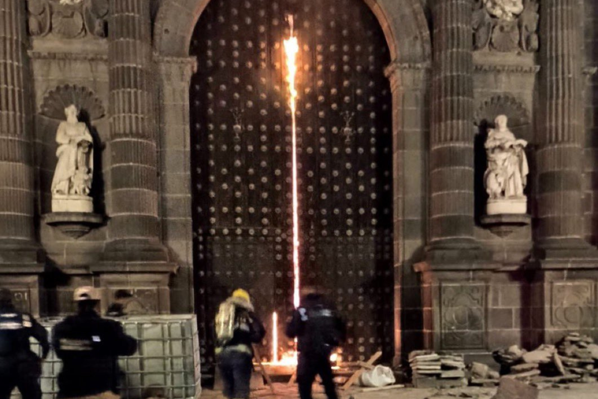 Seguro cubrirá gastos para reparar la puerta de la Catedral de Puebla incendiada