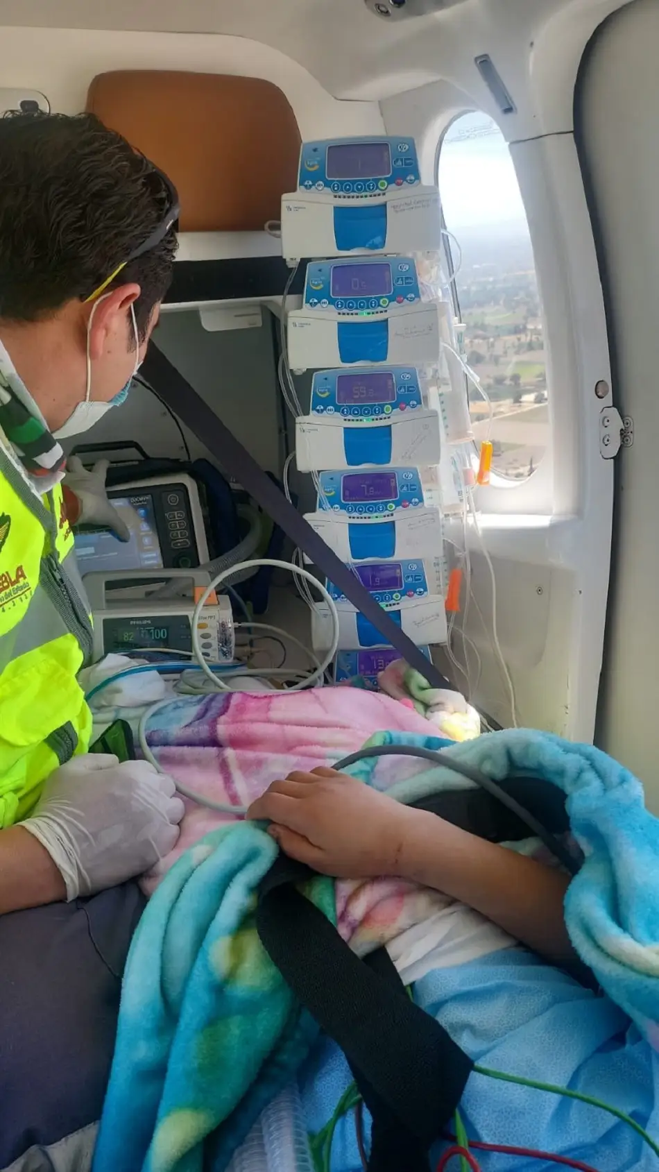 Con acompañamiento médico, menor poblana es trasladada en ambulancia aérea